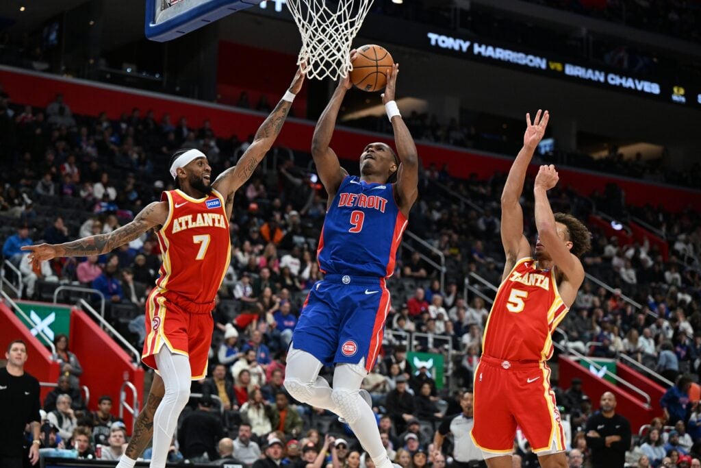 Detroit Pistons guard Ausar Thompson (9) drives to the basket between Atlanta Hawks defenders Nickeil Alexander-Walker (7) and Dyson Daniels (5) in the second quarter at Little Caesars Arena.